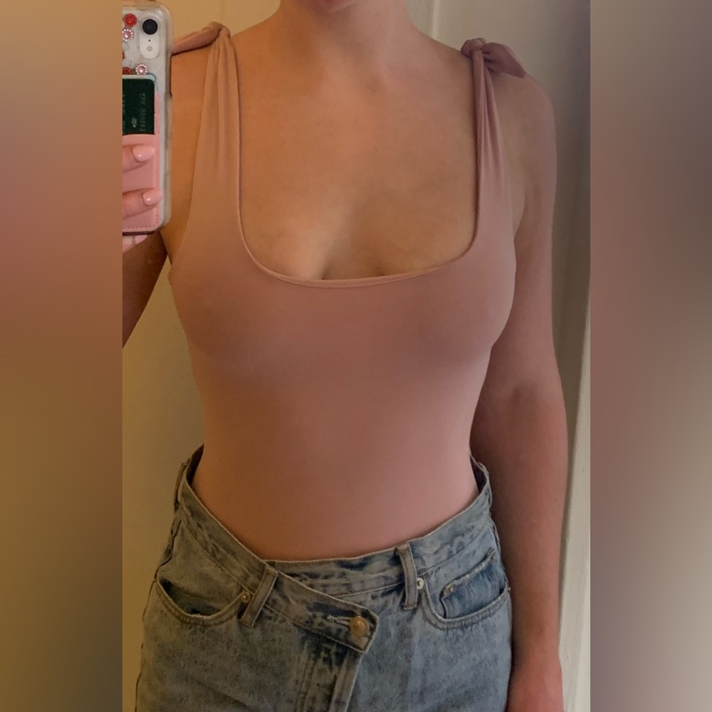 Scoop neck blush bodysuit with bow detail